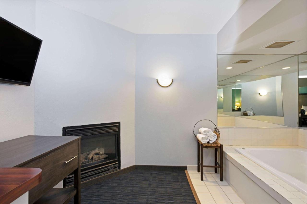 La Quinta By Wyndham Omaha Airport Downtown Hotel Carter Lake Bagian luar foto
